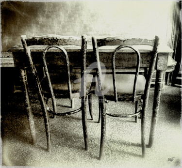 Photographie intitulée "Chaises au Café Mor…" par Valy, Œuvre d'art originale