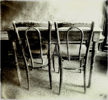 Fotografie mit dem Titel "Chaises au Café Mor…" von Valy, Original-Kunstwerk