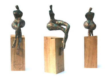Sculpture intitulée "Lévitation assise" par Vanessa Renoux, Œuvre d'art originale, Papier mâché