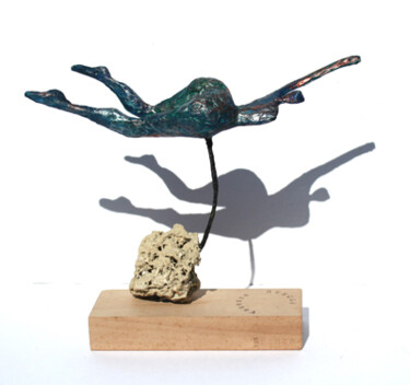 Skulptur mit dem Titel "Nageuse en papier-b…" von Vanessa Renoux, Original-Kunstwerk, Holz