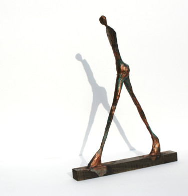 Sculpture intitulée "Un marcheur, papier…" par Vanessa Renoux, Œuvre d'art originale