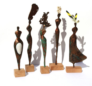 Sculpture titled "Statuettes coiffées…" by Vanessa Renoux, Original Artwork, Paper