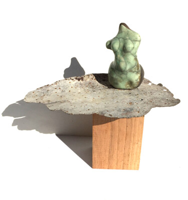 Skulptur mit dem Titel "Baigneuse raku vert…" von Vanessa Renoux, Original-Kunstwerk, Keramik
