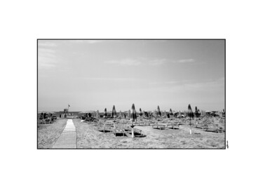 Photographie intitulée "Ombrellini" par Robert Venezia, Œuvre d'art originale, Photographie non manipulée Monté sur Autre pa…