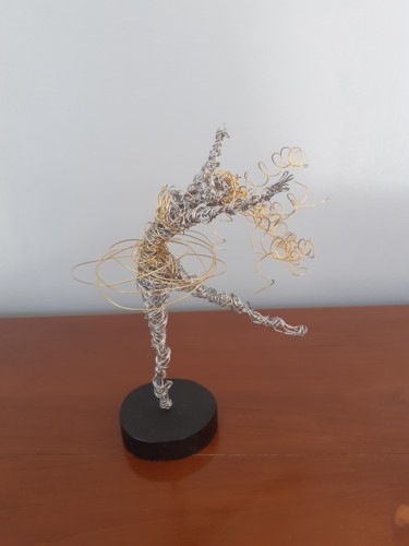 Скульптура под названием "Danseuse fée Léa" - Véronique Degabriel, Подлинное произведение искусства, проволочный