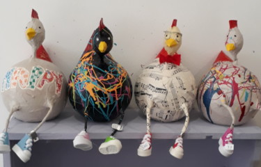 Скульптура под названием "les poules sur un m…" - Véronique Guillet, Подлинное произведение искусства, Папье-маше
