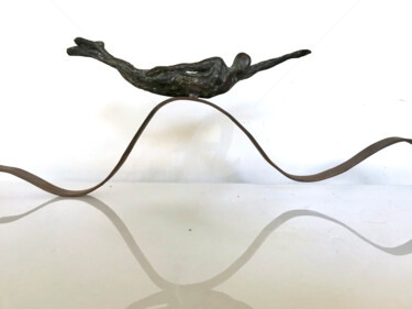 Escultura titulada "nager loin au large" por Veronique Lonchamp, Obra de arte original, Bronce