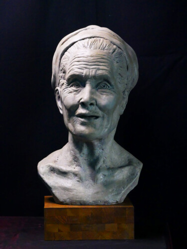 Sculpture titled "Vieille Femme" by Pico Sculpteur, Original Artwork, Resin