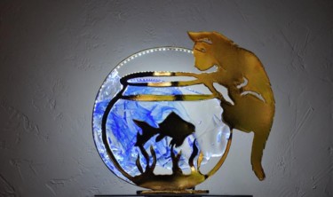 「Chat et son poisson」というタイトルの彫刻 Alexis Mathelinによって, オリジナルのアートワーク, ガラス
