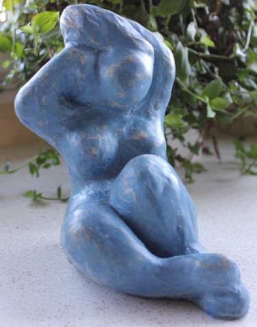 Skulptur mit dem Titel "FEMME BLEUE" von Virginie Gallois, Original-Kunstwerk, Terra cotta