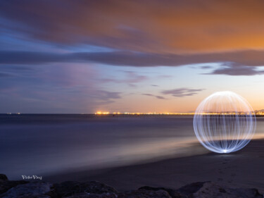 Fotografia zatytułowany „Esfera en la playa.” autorstwa Víctor Vives, Oryginalna praca, Light Painting