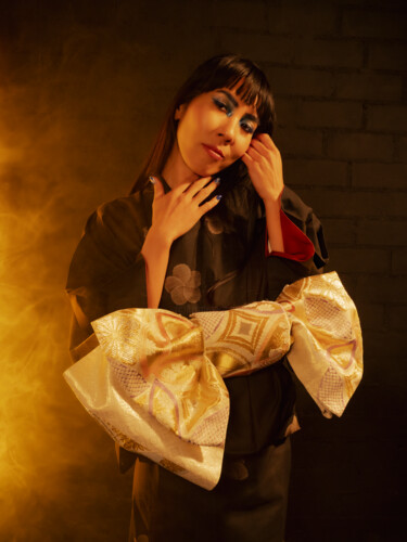 Photographie intitulée "Kimono y Obi" par Víctor Vives, Œuvre d'art originale, Photographie numérique