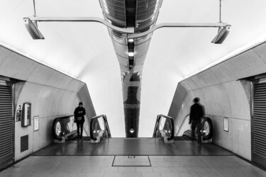 Photographie intitulée "Couloir de métro 02" par Victor García, Œuvre d'art originale