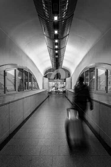 Photographie intitulée "Couloir de métro 03" par Victor García, Œuvre d'art originale