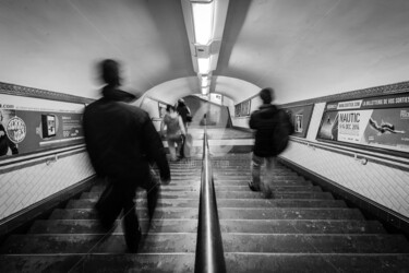 Photographie intitulée "Couloir de métro 10" par Victor García, Œuvre d'art originale