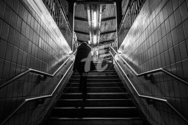 Photographie intitulée "Couloir de métro 12" par Victor García, Œuvre d'art originale