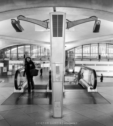 Photographie intitulée "Couloir de métro 08" par Victor García, Œuvre d'art originale