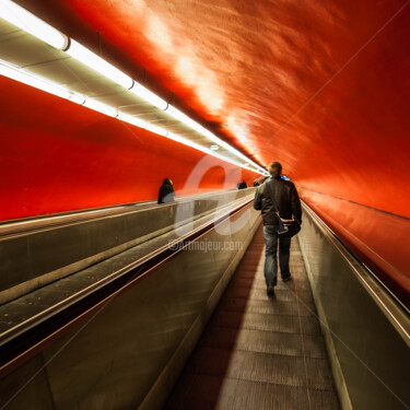 Photographie intitulée "Couloir de métro 16" par Victor García, Œuvre d'art originale, Photographie numérique