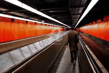 Photographie intitulée "couloir-de-metro-18…" par Victor García, Œuvre d'art originale