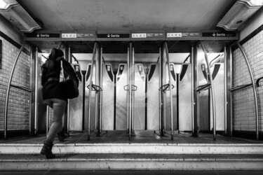 Photographie intitulée "Couloir de métro 19" par Victor García, Œuvre d'art originale
