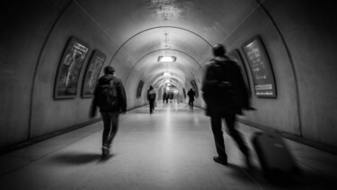 Photographie intitulée "Couloir de métro 22" par Victor García, Œuvre d'art originale