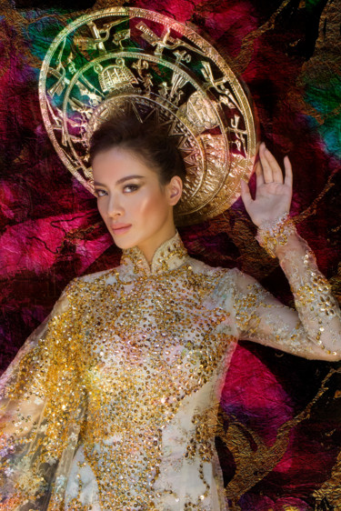 Fotografie mit dem Titel "The Golden Dress I" von Viet Ha Tran, Original-Kunstwerk, Manipulierte Fotografie