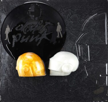「Daft Punk Forever T…」というタイトルの彫刻 Vincent Sabatier (VerSus)によって, オリジナルのアートワーク, 樹脂 その他の剛性パネルにマウント