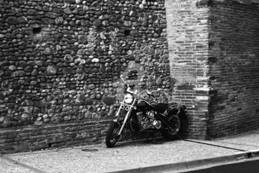 Photographie intitulée "Moto sur briquette" par Thibault Vincent, Œuvre d'art originale, Photographie numérique