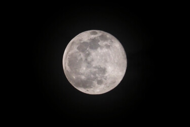 Photographie intitulée "Last full moon" par Vincenzo Izzo, Œuvre d'art originale, Photographie numérique
