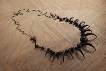 Escultura intitulada "collier de griffes.…" por Violaine Laveaux, Obras de arte originais, Resina