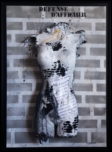 Sculpture titled "Au delà du mur" by Virginie Dahuron, Original Artwork