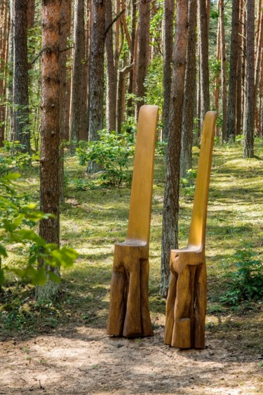 Skulptur mit dem Titel "Thrones" von Virgilijus Vaiciunas, Original-Kunstwerk, Holz