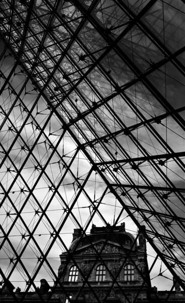 Fotografie getiteld "Pyramide du Louvre" door Virginie B, Origineel Kunstwerk, Digitale fotografie