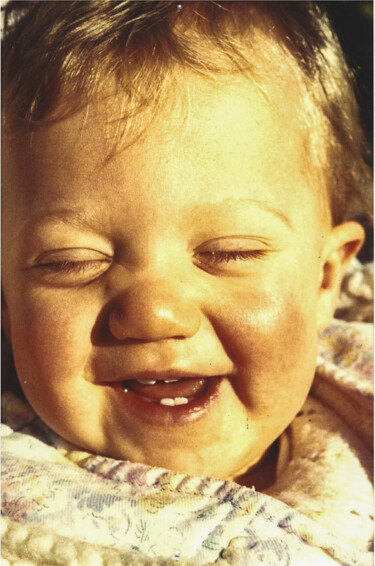 Photographie intitulée "Bébé" par Virginie Gérôme, Œuvre d'art originale, Photographie argentique
