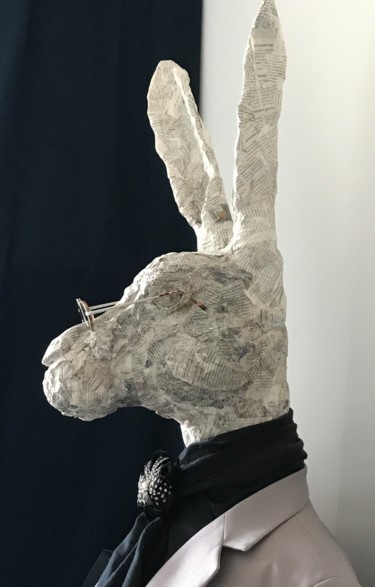 Sculpture intitulée "Sculpture lièvre" par Des Coquelicots Pour Lolita, Œuvre d'art originale, Papier mâché