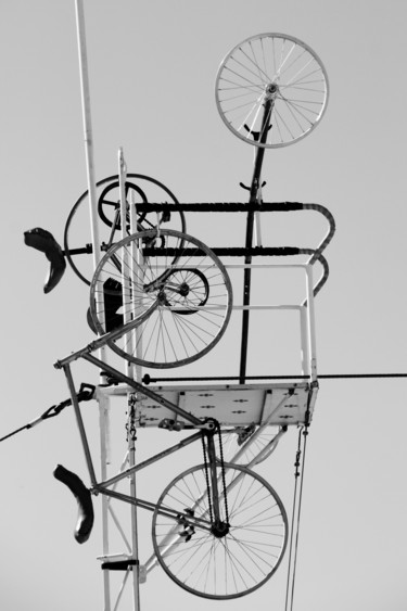 Photographie intitulée "La verticale du bic…" par Thècle, Œuvre d'art originale