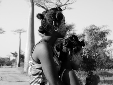 Photographie intitulée "A l'ombre des baoba…" par Thècle, Œuvre d'art originale