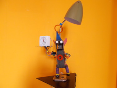Sculpture titled "robot lampe" by Gilles Bellagamba, Original Artwork, Metals
