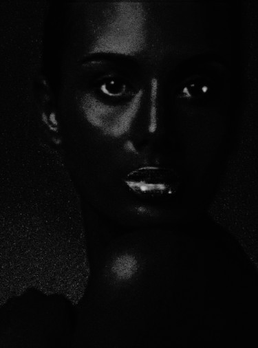 Photographie intitulée "Deep Black Portrait" par Charles Waswa, Œuvre d'art originale