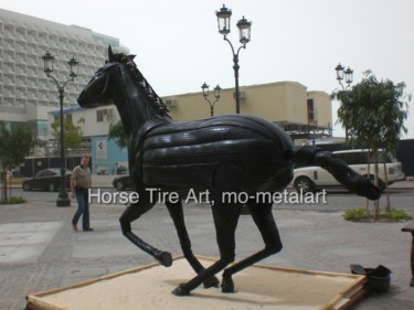 Skulptur mit dem Titel "horse-tire-art-mo-m…" von Mirko Siakkou-Flodin, Original-Kunstwerk, Gemischte Medien