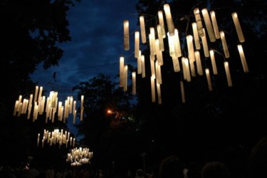 Skulptur mit dem Titel "Installation lumine…" von Wela, Original-Kunstwerk