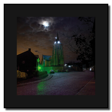 Dark: Dorp, Sint-Martens-Lennik, Belgium Photographie intitulée "Dark: Dorp, Sint-Ma…" par Werner Roelandt, Œuvre d'art originale, Photographie non manipulée Monté s…