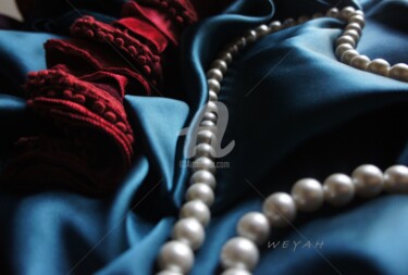 Photographie intitulée "Velvet, satin, pear…" par Weyah, Œuvre d'art originale