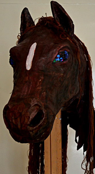 Скульптура под названием "Humble Horse" - Eva Carty, Подлинное произведение искусства, Папье-маше