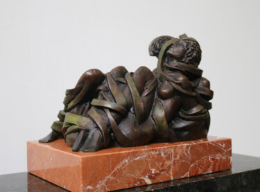 Skulptur mit dem Titel "The bonds of passio…" von Wiktor Kopacz, Original-Kunstwerk, Bronze