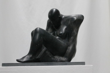 Skulptur mit dem Titel "Back Pain" von Wojciech Pietranik, Original-Kunstwerk, Stein