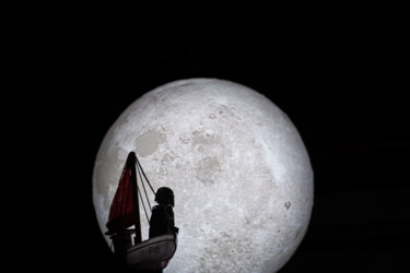 Fotografia intitulada "moon explorer" por Xan Gasalla González-Redondo, Obras de arte originais, Fotografia Não Manipulada
