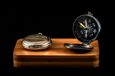 Fotografia intitolato "antique compass and…" da Xan Gasalla González-Redondo, Opera d'arte originale, Fotografia digitale
