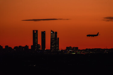 Photographie intitulée "Skyline of Madrid a…" par Xan Gasalla González-Redondo, Œuvre d'art originale, Photographie numérique