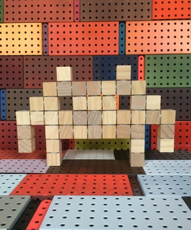 Escultura intitulada "Pixel Intruder" por Xaro, Obras de arte originais, Madeira